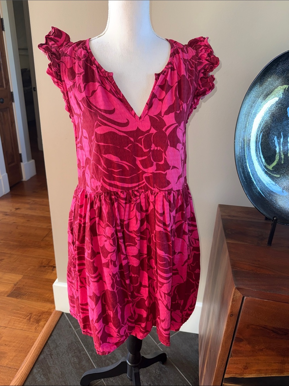 Evereve Bright Pink Floral V-Neck Ruffle casual vacation Sleeve Dress